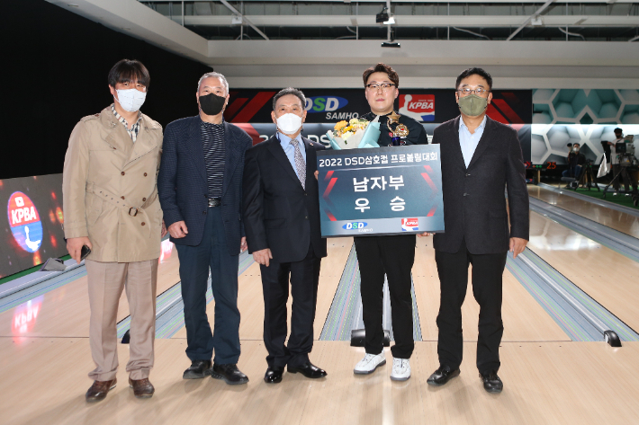 이상일이 14일  '2022 DSD삼호컵 프로볼링대회' 남자부 우승을 차지한 뒤 한국프로볼링협회 김언식 회장(오른쪽) 등 관계자들과 기념 촬영을 하고 있다. 수원=KPBA