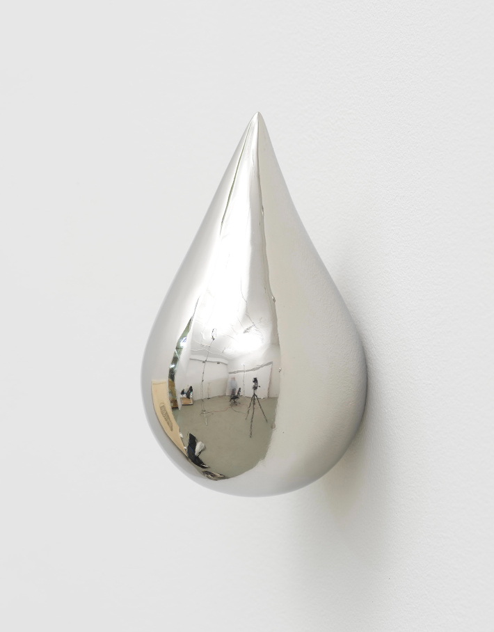 No title (large wall drop) 2017 / Stainless steel / 50.8 x 24 x 25.4 cm 20 x 9.5 x 10 in / Courtesy of Robert / Therrien Estate 