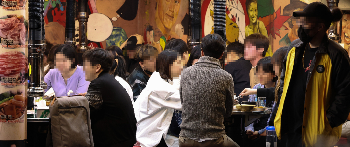 14일 밤 서울 마포구 홍대 인근 음식점이 저녁 식사를 하는 시민들로 붐비고 있다. 연합뉴스