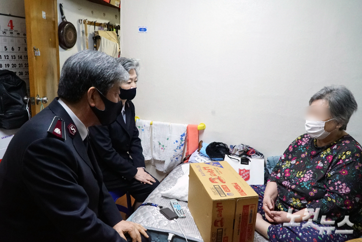 구세군 장만희 사령관과 장스테파니 여성사역총재가 서울 돈의동 쪽방촌 주민을 만나 안부를 묻고 있다. 