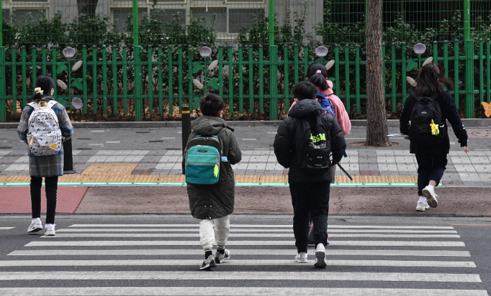 서울 시내 한 초등학교에서 학생들이 등교하고 있다. 박종민 기자