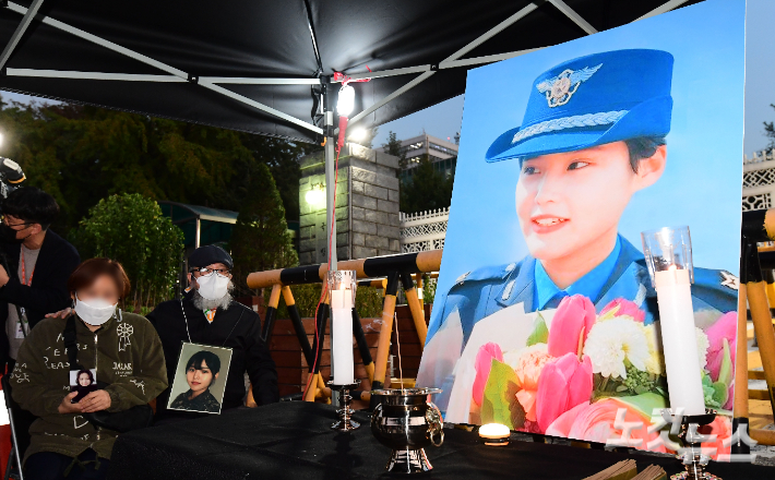 지난해 서울 용산구 국방부 정문 앞에 마련된 공군 성추행 피해자 고 이예람 중사의 시민분향소에서 이 중사의 부모님이 추모객을 맞이하고 있다. 황진환 기자