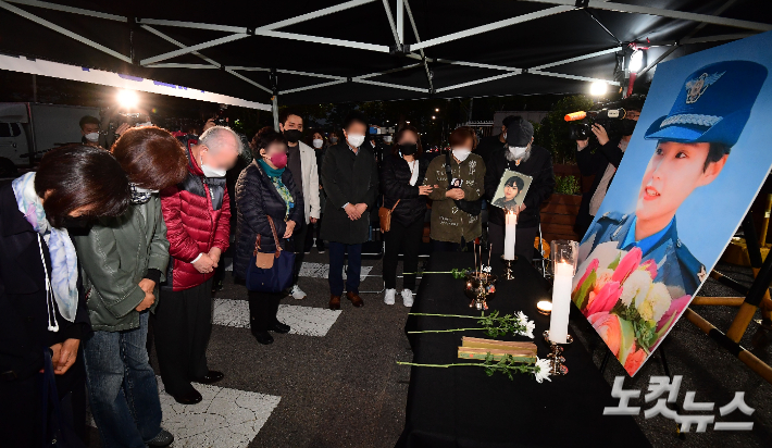지난해 서울 용산구 국방부 정문 앞에 마련된 공군 성추행 피해자 고 이예람 중사의 시민분향소에서 이 중사의 부모님이 추모객을 맞이하고 있다. 황진환 기자