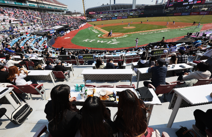 야구 경기장을 방문한 시민들이 맥주를 마시며 경기를 관람하는 모습. 연합뉴스