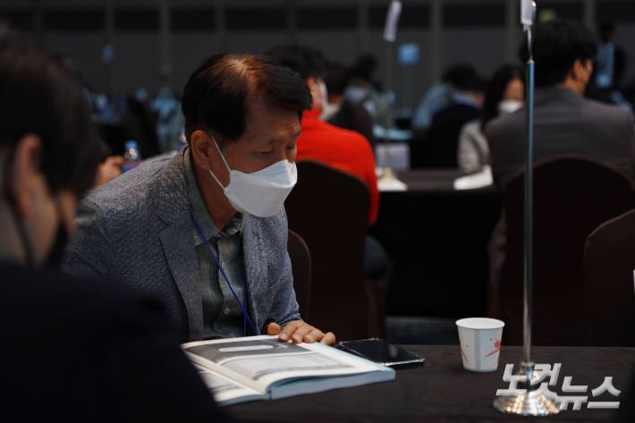 2022년도 전문대학 진로진학지원단 발대식에서 참석자가 발표 자료를 보고 있다. 노컷TV 김재두