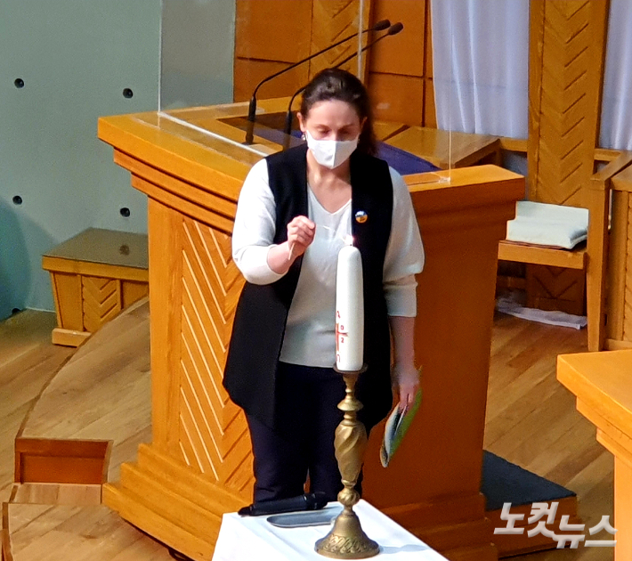 올레나 쉐겔 교수(우크라이나, 한국외대)가 부활초를 점화하고 있다.