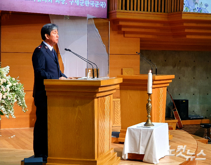 구세군 장만희 사령관이 설교를 하고 있다. 