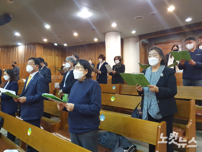 부활절 새벽예배 참석한 교인들.