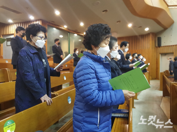부활절 예배에 참석한 교인들.