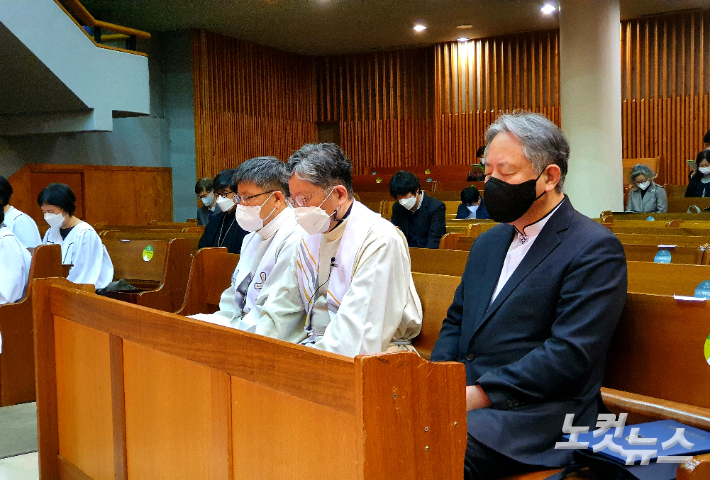교회협 이홍정 총무(우)가 기도하고 있다.