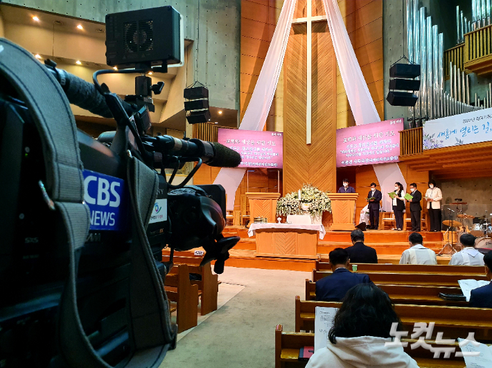 부활절 예배를 촬영하는 CBS 카메라. CBS는 17일 오전 11시 '2022 한국기독교 부활절새벽예배' 실황을 라디오 98.1MHZ(서울 수도권)로 녹음 방송한다.