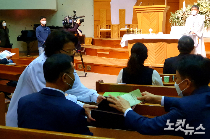 부활절 봉헌. 헌금은 우크라이나 어린이와 난민을 위해 사용된다.