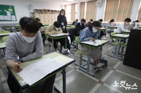 이준석 국민의힘 대표가 17일 오전 서울 양천구 목동고등학교에 마련된 별도 고사장에서 국민의힘 