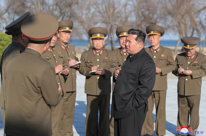 북한 김정은 국무위원장이 '신형 전술유도무기' 시험발사를 참관했다고 조선중앙통신이 17일 보도했다. 연합뉴스