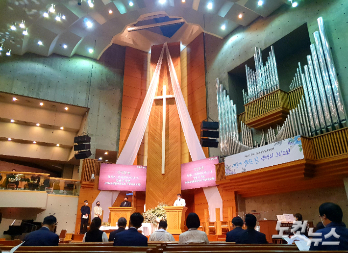 한국기독교교회협의회가 17일 새벽 5시 30분 서울 성북구 예닮교회에서 2022 한국기독교 부활절 새벽예배를 드렸다.