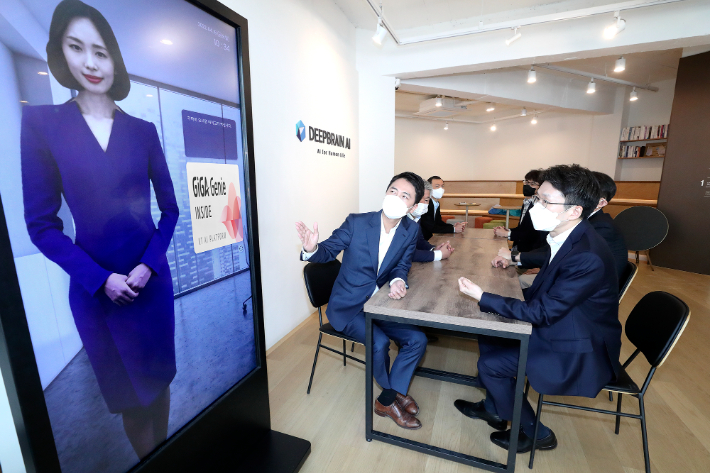 서울 강남의 딥브레인AI 사옥에서 KT AI/BigData사업본부 최준기 본부장(오른쪽)이 딥브레인AI 장세영 대표이사에게 AI 휴먼에 대한 설명을 듣고 있다.KT 제공 