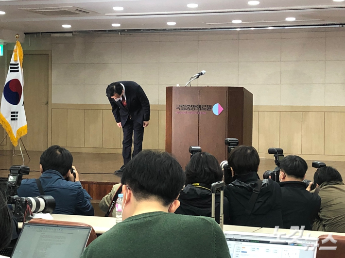 정호영 보건복지부 장관 후보자가 17일 오후 서울 중구 국립중앙의료원에서 기자회견에 앞서 인사를 하고 있다. 이은지 기자 