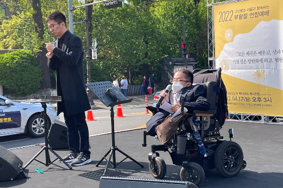 설교 중인 배융호 목사. 배 목사는 "예수님 평생의 삶은 혐오하는 삶이 아니라 혐오받는 이들과 함께하신 삶이었고, 비난 하는 삶이 아닌 비난 받는 사람들과 함께 하신 삶이었다"며 "오늘 예수님을 따르는 그리스도인들은 어느 편에 서있는가 돌아봐야 한다"고 강조했다. 사진 최내호 기자.