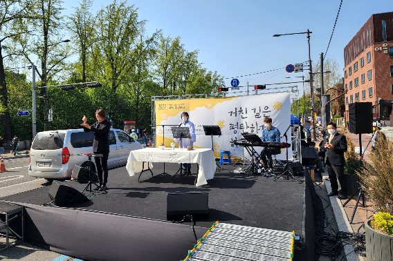 연합예배에서 새터교회 안지성 목사가 성찬식을 집례하고 있다.