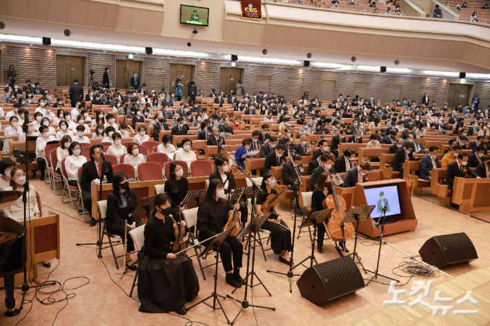 울산광역시기독교총연합회는 17일 오후 3시 북구 명촌로 우정교회(담임 예동열 목사)서 2022년 부활절 연합예배를 드렸다. 반웅규 기자