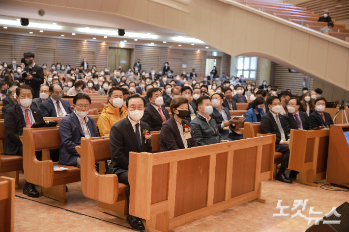 송철호 울산시장, 박병석 울산시의회 의장, 노옥희 울산교육감 등 전·현직 기관장들과 국회의원들이 부활절 연합예배를 드렸다. 반웅규 기자