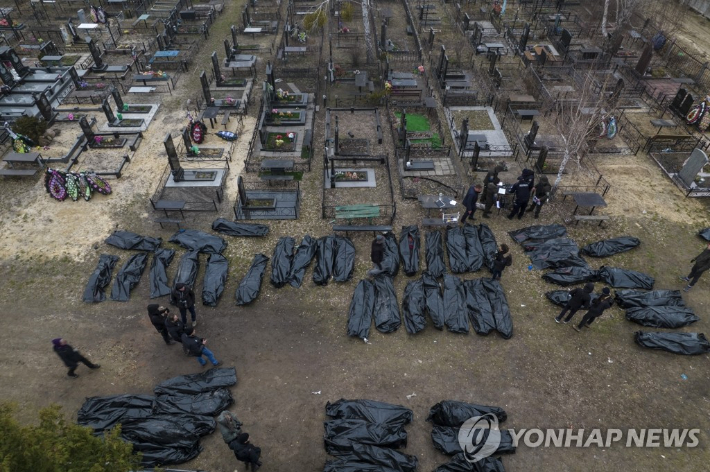 (키이우 AP=연합뉴스) 6일(현지시간) 우크라이나 수도 키이우(키예프) 외곽에서 경찰이 부차에서 살해된 민간인 희생자들의 시신을 안치소로 이송하기 전 신원 확인 작업을 하고 있다. 2022.4.7 leekm@yna.co.kr 연합뉴스