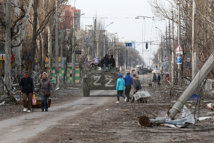 17일(현지시간) 러시아군 공격으로 각종 잔해가 널려 있는 우크라이나 남부 항구도시 마리우폴 거리에서 'Z' 표시가 된 장갑차가 이동하고 있다. 연합뉴스