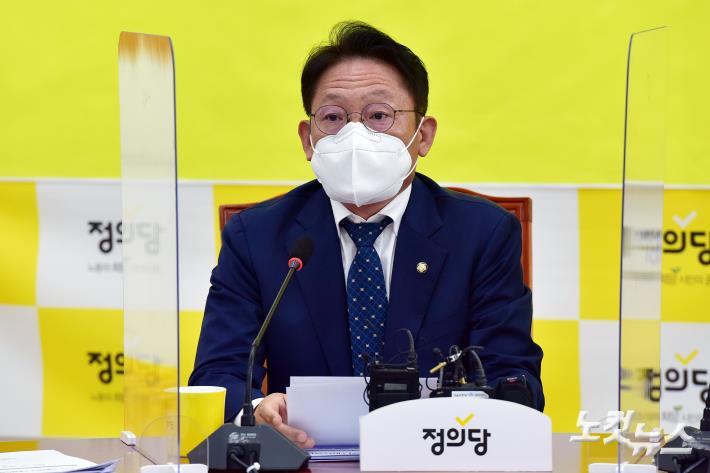 발언하는 배진교 원내대표