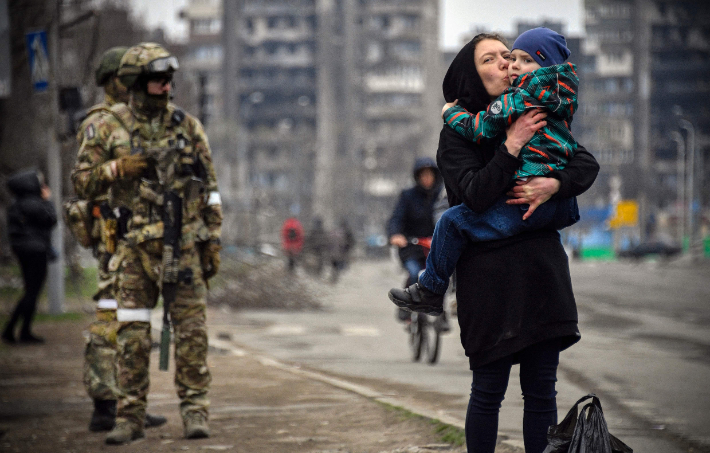 우크라 마리우폴 거리의 러시아 군인들. 연합뉴스