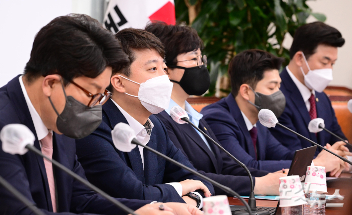 국민의힘 이준석 대표가 18일 서울 여의도 국회에서 열린 최고위원회의에서 모두발언을 하고 있다. 윤창원 기자