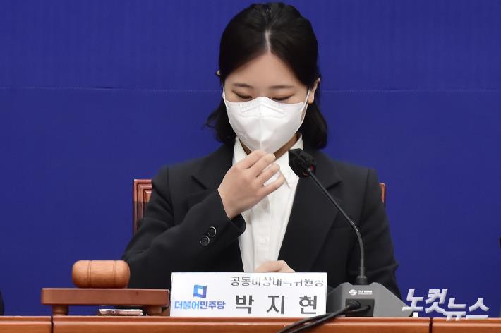 박지현 공동비대위원장이 18일 서울 여의도 국회 본관 206호에서 열린 더불어민주당 비상대책위원회의에 참석, 마스크를 고쳐쓰고 있다.
