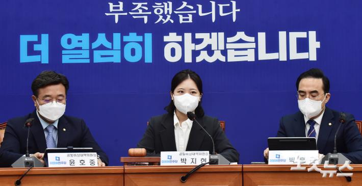 박지현 공동비대위원장이 18일 서울 여의도 국회 본관 206호에서 열린 더불어민주당 비상대책위원회의에 참석, 발언하고 있다.