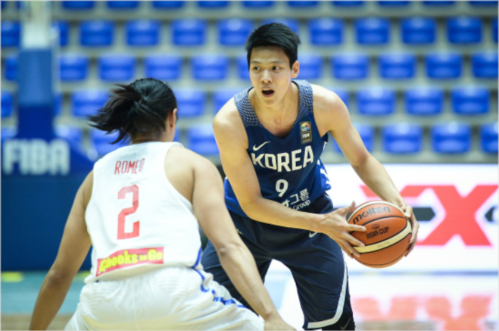 2017년 FIBA 아시아컵에서 한국 김선형이 필리핀 가드와 매치업하고 있다. 대한민국농구협회 제공