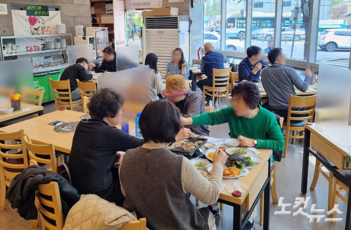 사회적 거리두기가 전면 해제된 18일 부산 부산진구의 한 식당에서 손님들이 식사를 하고 있다. 박진홍 기자