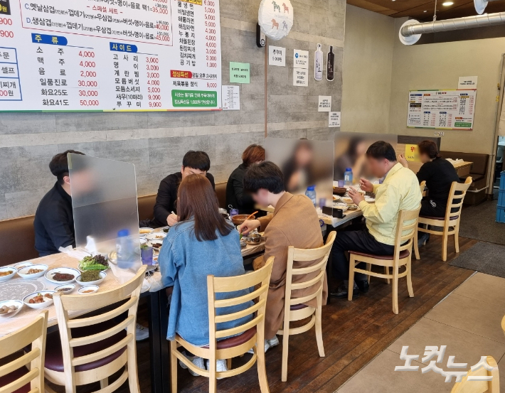 사회적 거리두기가 전면 해제된 18일 부산 부산진구의 한 식당에서 손님들이 식사를 하고 있다. 박진홍 기자