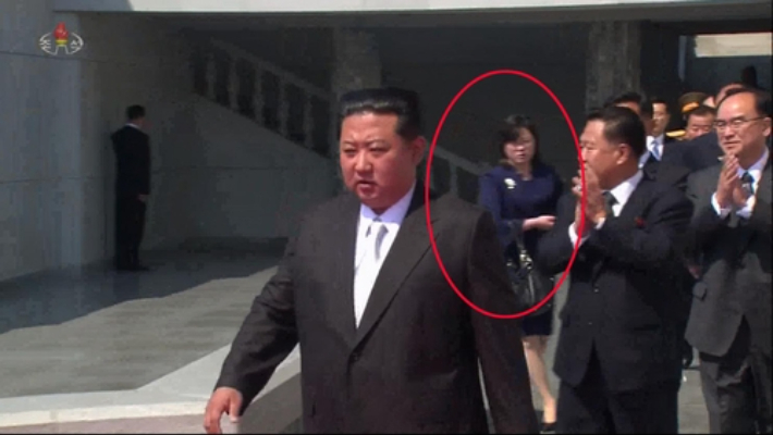 지난 15일 김일성 주석 생일 110주년 기념 중앙보고대회 당시 김 위원장 뒤에서 바삐 이동하는 해당 여성의 모습. 연합뉴스