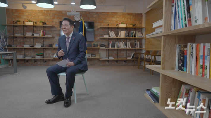 최대호 안양시장이 CBS노컷뉴스와 인터뷰를 진행하고 있는 모습. 박철웅 피디