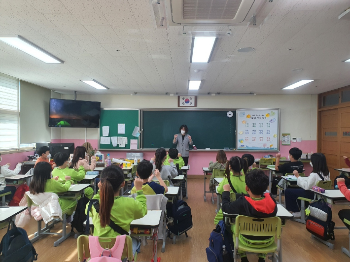 찾아가는 수어학교 수업 모습. 조지연사모 제공