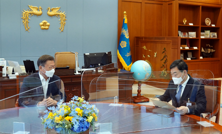 문재인 대통령이 지난 18일 오후 청와대 여민관 집무실에서 김오수 검찰총장을 면담하고 있다. 청와대 제공