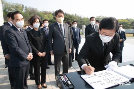 박병석 국회의장이 4·19혁명 제62주년을 맞아 19일 오전 서울 강북구 국립 4·19민주묘지를 찾아 학생혁명 기념탑 참배 후 방명록을 작성하고 있다.