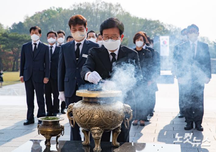 박병석 국회의장이 19일 오전 서울 강북구 국립 4·19 민주묘지를 찾아 사월 학생 혁명 기념탑에 분향하고 있다.