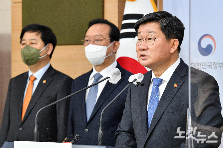 전해철 행정안전부 장관이 19일 오전 정부서울청사 브리핑실에서 부울경 특별지자체 관련 브리핑을 하고 있다. 왼쪽부터 구윤철 국무조정실장, 송철호 울산시장, 전 장관. 박종민 기자