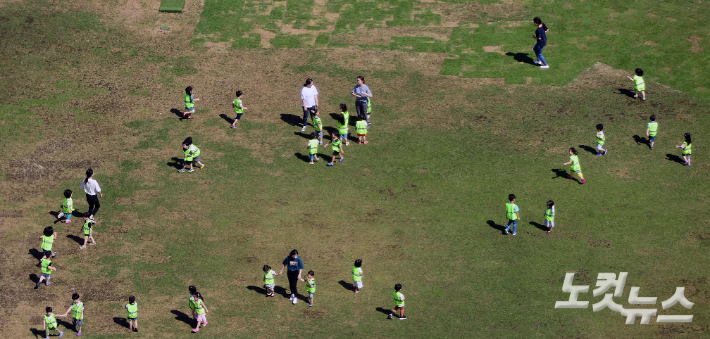 서울광장을 찾은 아이들이 뛰어놀고 있다. 황진환 기자