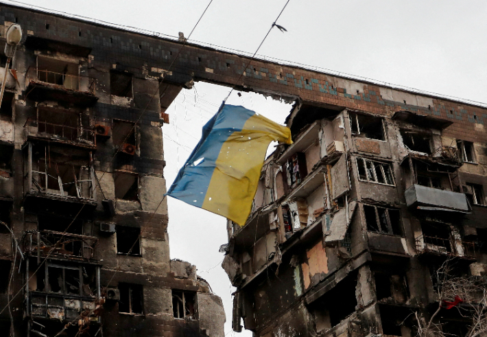 마리우폴의 파괴된 아파트에 걸린 우크라이나 국기. 연합뉴스