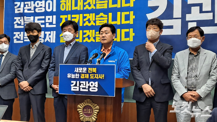 김관영 더불어민주당 전북도지사 경선 후보가 19일 송하진 지사 캠프 출신과 동반 회견을 갖고 있다. 김용완 기자