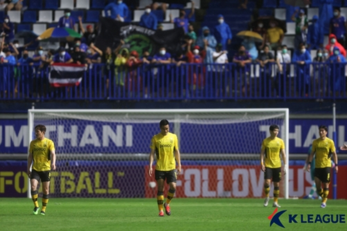 아쉬워하는 전남 드래곤즈 선수들. 한국프로축구연맹 제공