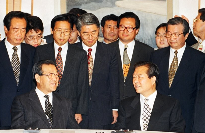 국민회의 김대중 총재와 자민련 김종필 총재가 96년 5월 4일 국회 귀빈실당에서 회담하고 있다. 연합뉴스