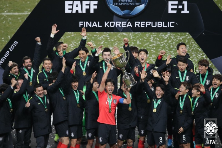 2019년 열린 E-1 챔피언십 대회에서 3연패를 달성한 한국 축구대표팀. 대한축구협회 제공