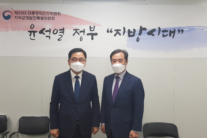 허성무 창원시장(왼쪽)과 김병준 대통령직 인수위원회 지역균형발전특별위원장. 창원시 제공