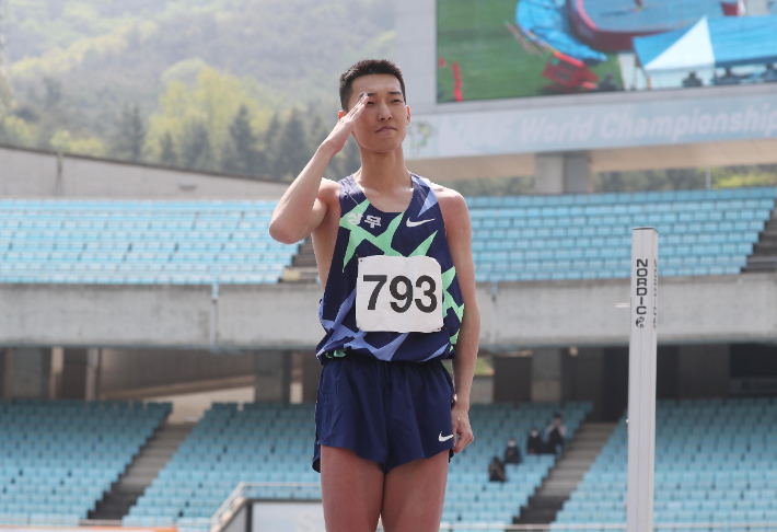 거수경례 세리머니를 하고 있는 우상혁. 연합뉴스